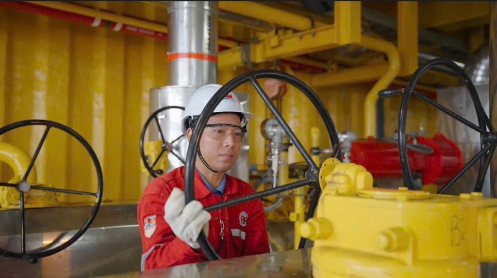 Thợ vận hành mở van trên giàn CPP-KNT.