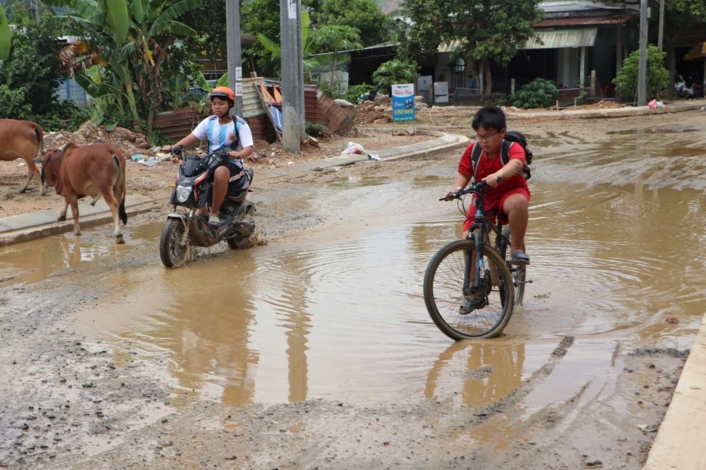 Người dân phản ánh con cái đi học về quần áo lấm lem bùn đất, gặp khó khăn khi đi qua các vũng bùn, lầy (Ảnh Đ.Minh)