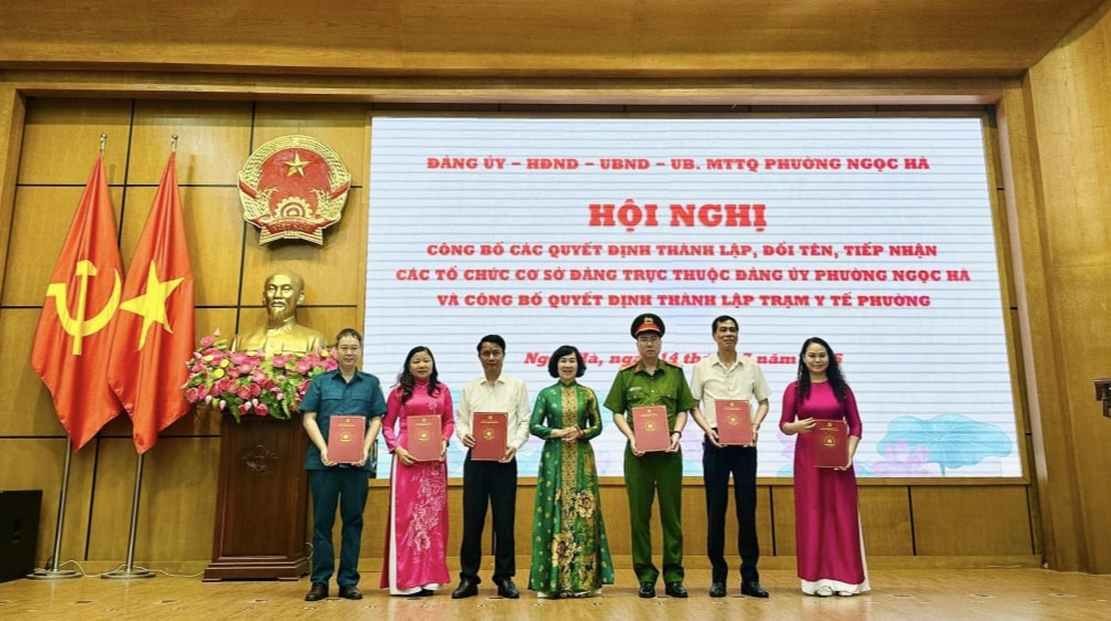 Đồng chí Đỗ Thị Duy Nhiên, Phó Bí thư Thường trực Đảng ủy phường Ngọc Hà trao Quyết định thành lập Chi bộ Trạm Y tế phường Ngọc Hà