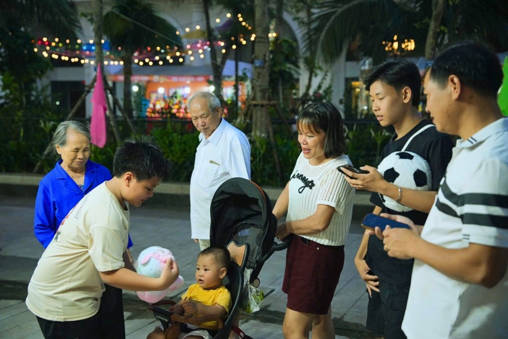 Gia đình đa thế hệ đều tìm thấy “vùng vui” cho mình tại Halong Marina Street Fest