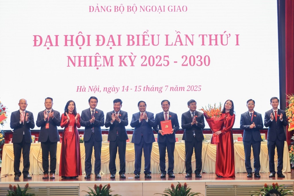 Thủ tướng trao quyết định và chụp ảnh chung với Ban Thường vụ Đảng bộ Bộ Ngoại giao - Ảnh: VGP/Nhật Bắc
