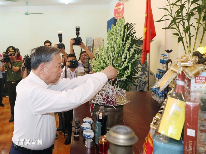 Tổng Bí thư Tô Lâm dâng hương tưởng niệm các Anh hùng liệt sỹ tại Trung tâm Điều dưỡng thương binh Thuận Thành. (Ảnh: Thống Nhất/TTXVN)