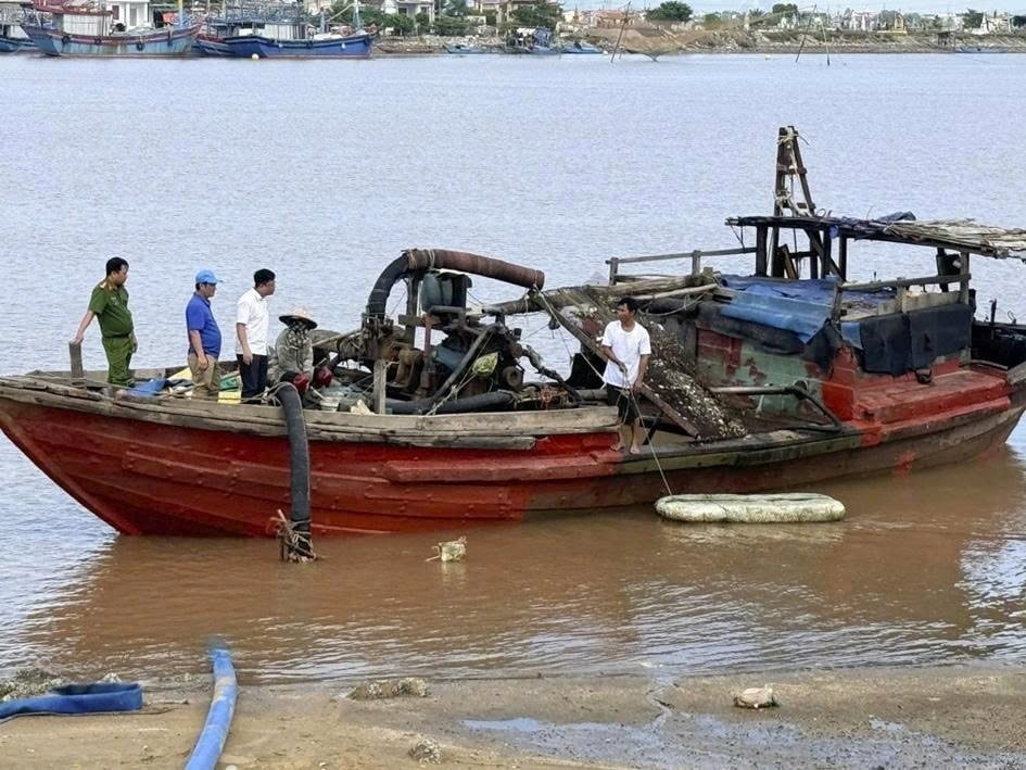 Lực lượng chức năng phát hiện và bắt quả tang hai đối tượng đang thực hiện hành vi khai thác cát trái phép (Ảnh: CA)