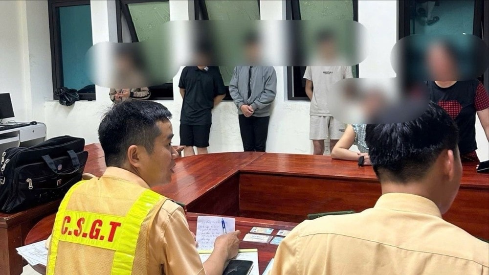 Lực lượng chức năng lập biên bản xử lý nhóm thiếu niên vi phạm (Ảnh: CA) Lực lượng chức năng lập biên bản xử lý nhóm thiếu niên vi phạm (Ảnh: CA)