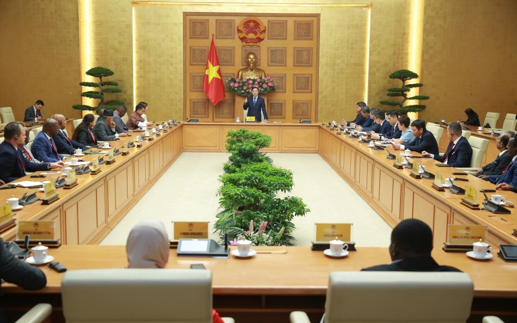 Phó Thủ tướng Trần Hồng Hà cho biết một trong những điểm nổi bật của Chương trình OCOP tại Việt Nam là luôn gắn với xây dựng nông thôn mới và xóa đói giảm nghèo, có sự hỗ trợ ngân sách nhà nước, nâng cao tri thức, hiện đại hóa nông thôn - Ảnh: VGP/Minh Khôi
