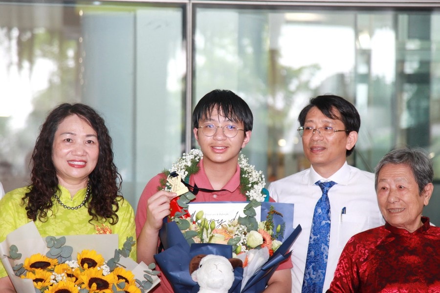 Thí sinh Nguyễn Mạnh Tuấn chia sẻ niềm vui với gia đình trước cửa sân bay.