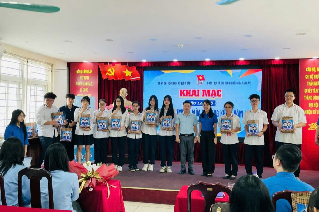 Ban tổ chức trao tặng quà tới các em học sinh tại lễ khai mạc Câu lạc bộ Khởi nghiệp sáng tạo Ban tổ chức trao tặng quà tới các em học sinh tại lễ khai mạc Câu lạc bộ Khởi nghiệp sáng tạo