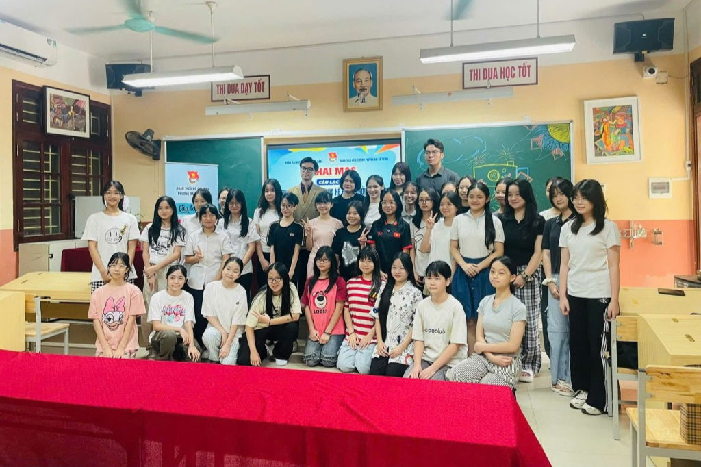 Các bạn trẻ chụp ảnh lưu niệm tại chương trình Các bạn trẻ chụp ảnh lưu niệm tại chương trình