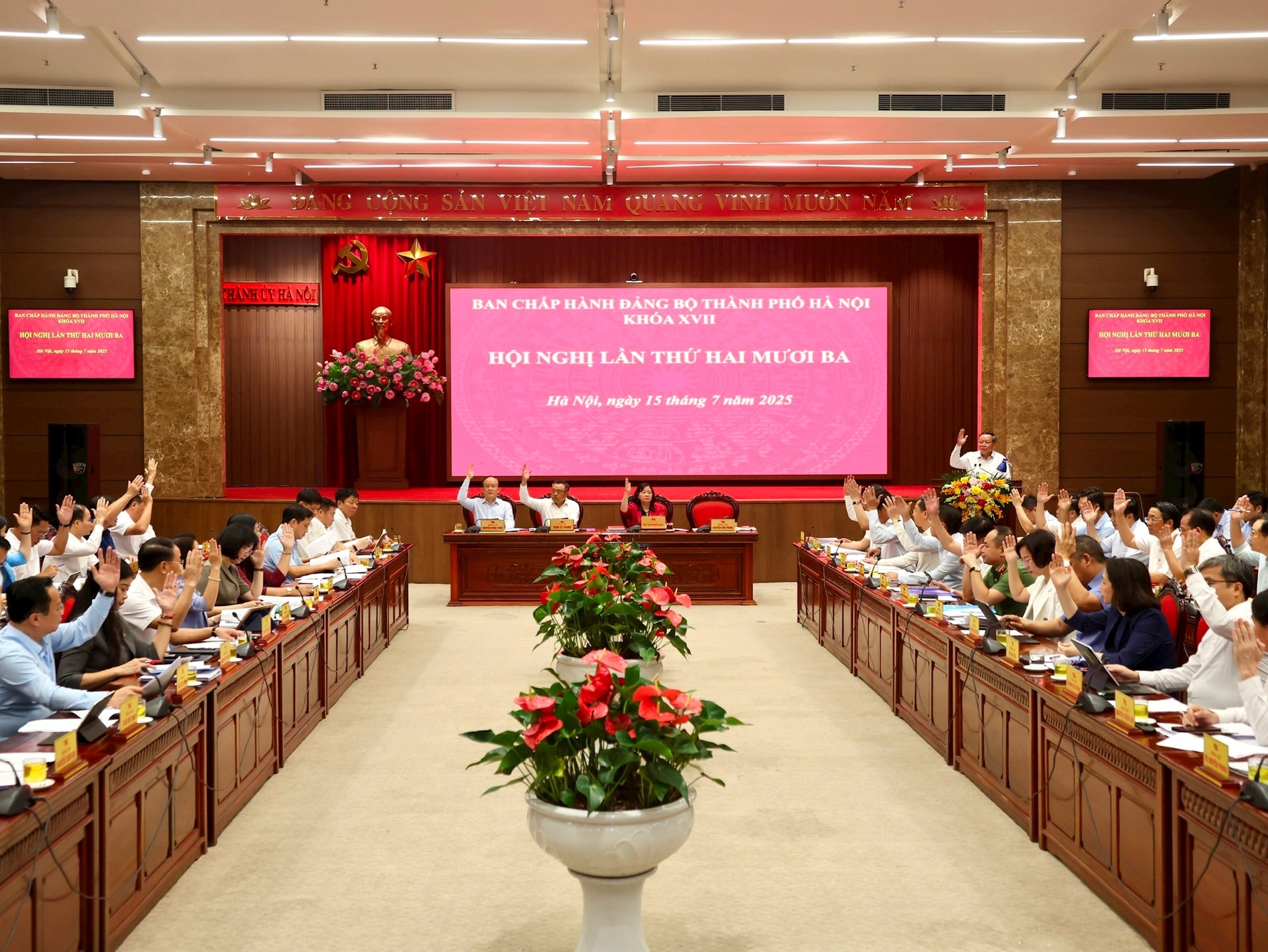 cac-dai-bieu-bieu-quyet-thong-qua-chuong-trinh-hoi-nghi-lan-thu-23-ban-chap-hanh-dang-bo-thanh-pho-ha-noi.-anh-viet-thanh.jpg