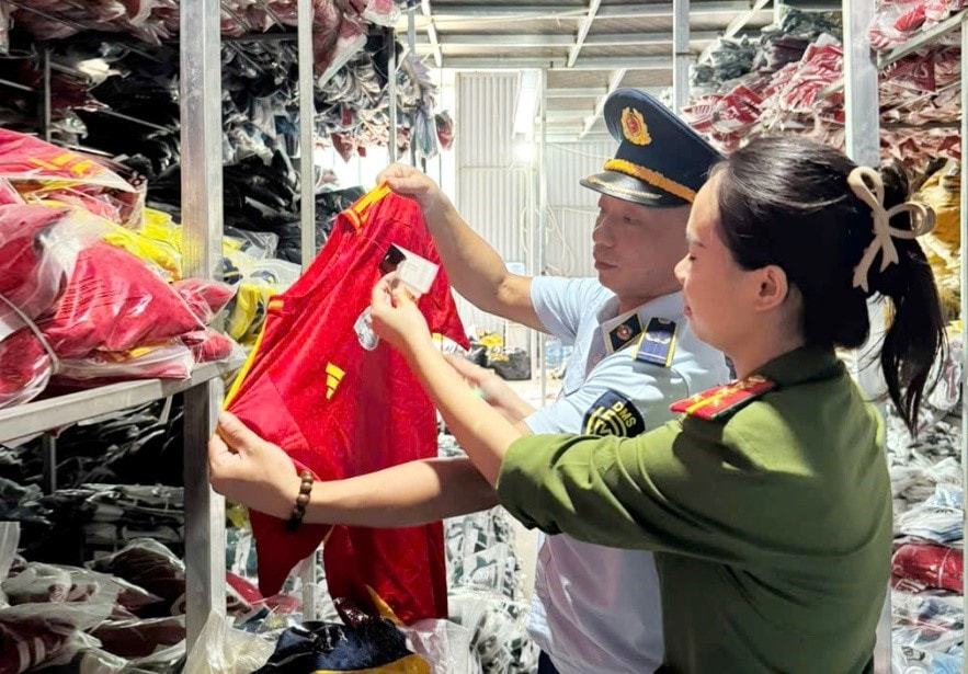 luc-luong-chuc-nang-kiem-tra-thu-giu-lo-hang-quan-ao-gia-nhan-hieu-tai-mot-co-so-kinh-doanh-o-phuong-phu-dien..jpg
