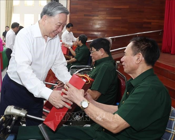 tong-bi-thu-to-lam-tham-hoi-va-tang-qua-cho-thuong-benh-binh-tai-trung-tam-dieu-duong-thuong-binh-thuan-thanh-tinh-bac-ninh-.-anh-ttxvn.jpg