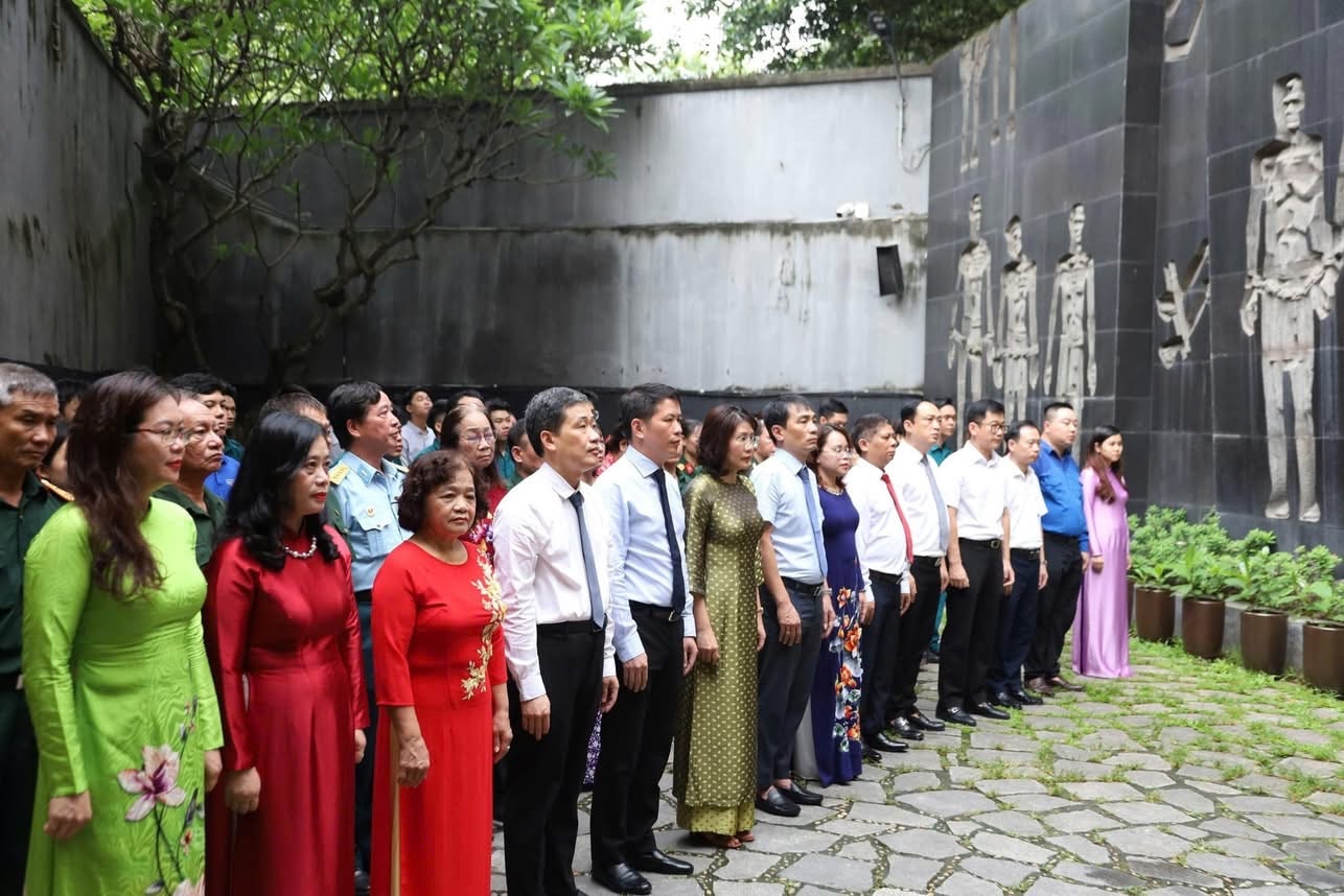 Đoàn đại biểu phường Cửa Nam dâng hương tưởng niệm các anh hùng, liệt sĩ tại di tích Nhà tù Hoả Lò. Ảnh: Nguyên Anh