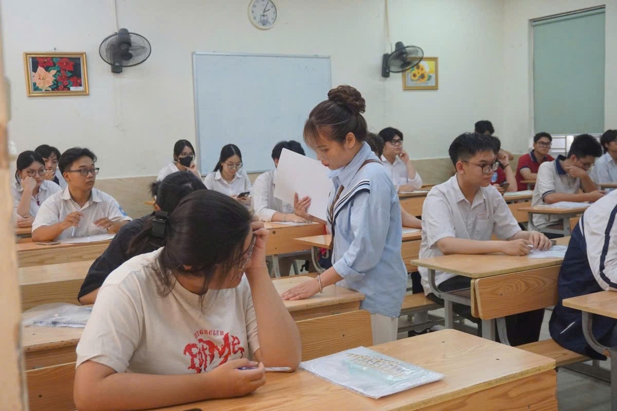 Điểm chuẩn đại học có thể giảm nhẹ, thí sinh cần cân nhắc kỹ khi đăng ký nguyện vọng