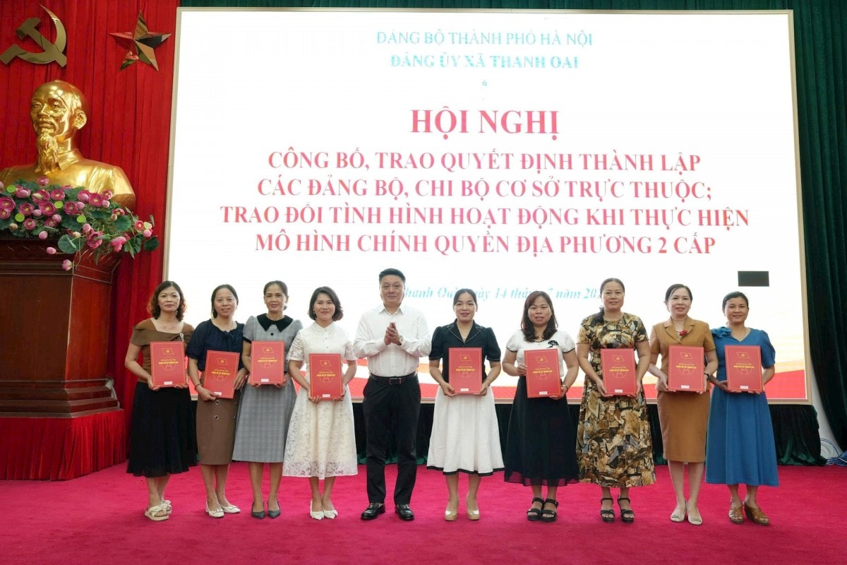 Lãnh đạo Xã Thanh Oai trao Quyết định về công tác cán bộ