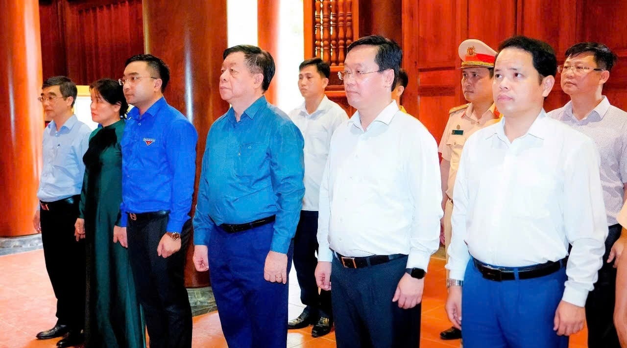 Trưởng Ban Tuyên giáo và Dân vận Trung ương dâng hương tại Nghĩa trang liệt sỹ Việt-Lào