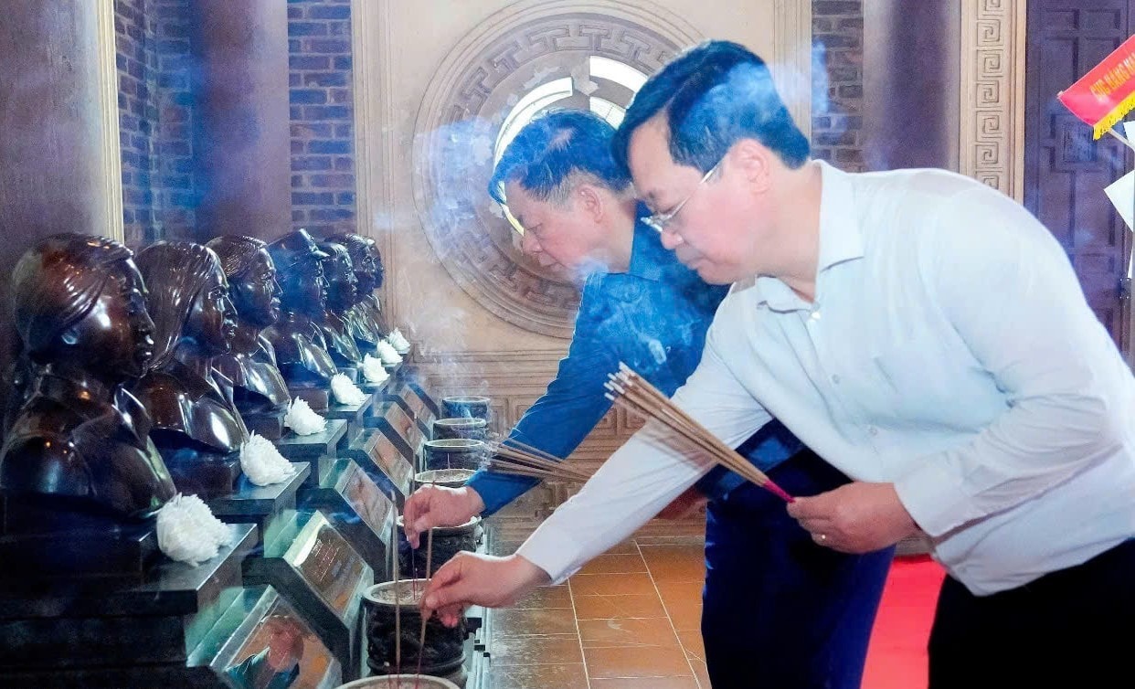 Trưởng Ban Tuyên giáo và Dân vận Trung ương dâng hương tại Nghĩa trang liệt sỹ Việt-Lào