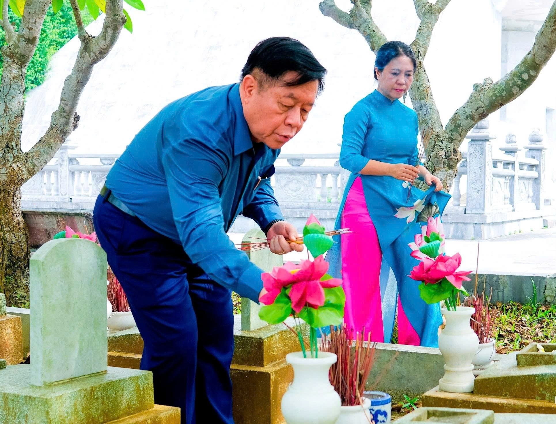 Trưởng Ban Tuyên giáo và Dân vận Trung ương dâng hương tại Nghĩa trang liệt sỹ Việt-Lào