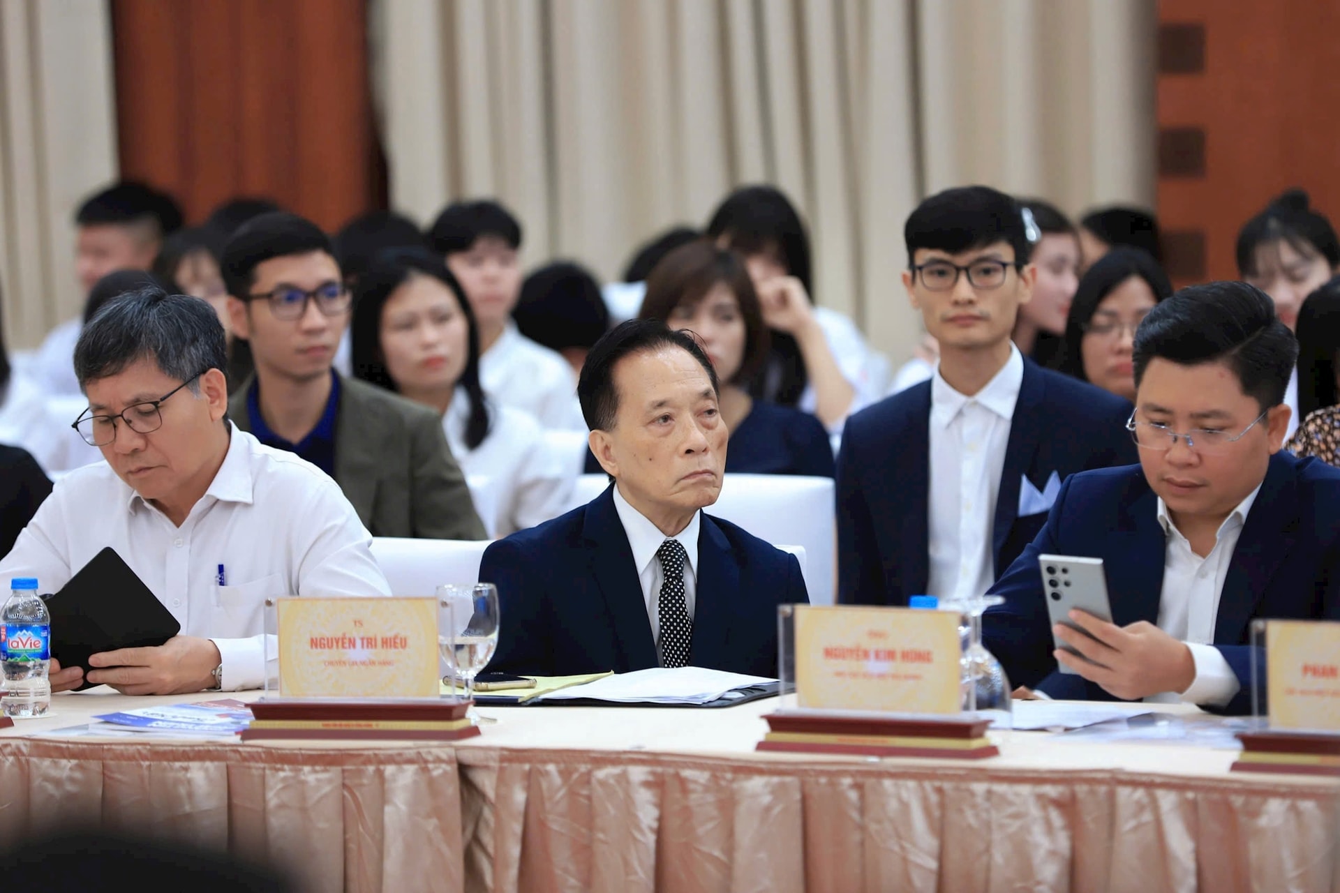 ngan-hang-1.jpg