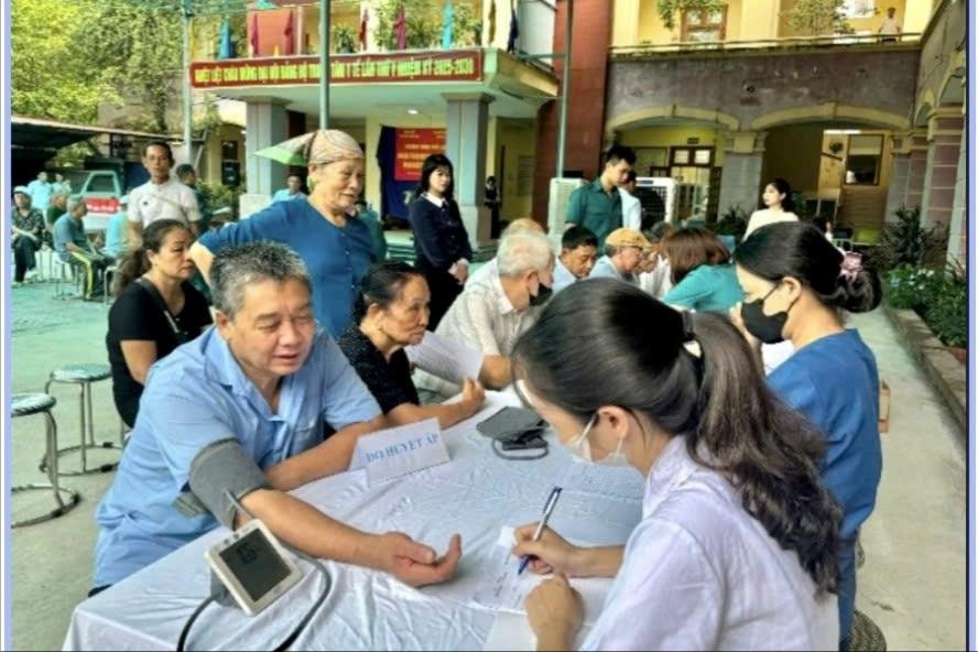 Hoài Đức: Hơn 200 đối tượng chính sách được khám sức khỏe, tặng quà và cấp thuốc miễn phí