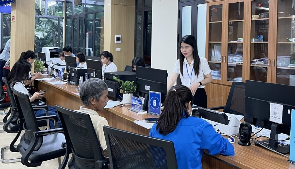Bài 2: Một ngày làm việc của cán bộ “một cửa”