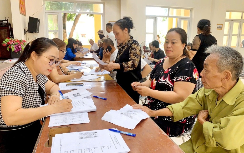 Người cao tuổi đến làm thủ tục nhận trợ cấp tại xã Thượng Phúc