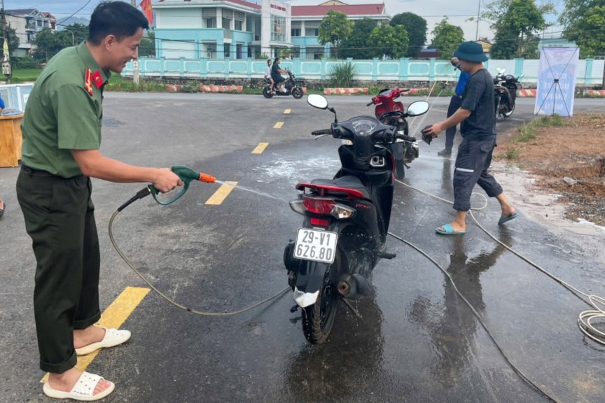 Mô hình rửa xe gây quỹ thu hút nhiều đoàn viên, thanh niên cán bộ chiến sĩ cùng tham gia