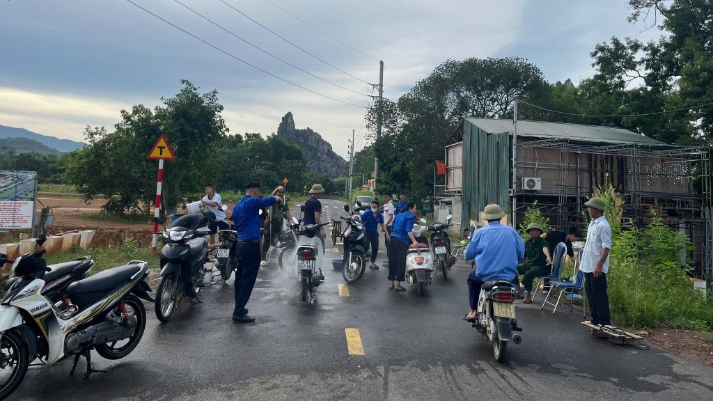 Rất nhiều người dân đến ủng hộ chương trình 