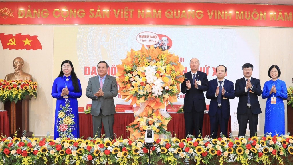  đồng chí: Nguyễn Văn Phong, Phó Bí thư Thường trực Thành uỷ; Nguyễn Lan Hương, Ủy viên Ban Thường vụ Thành ủy, Chủ tịch Ủy ban MTTQ Việt Nam TP