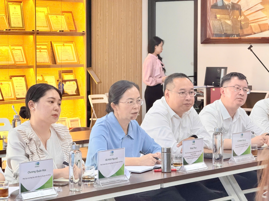 Bà Đặng Thụy – Chủ tịch Chính quyền Nhân dân huyện Hà Khẩu phát biểu (áo xanh) Bà Đặng Thụy – Chủ tịch Chính quyền Nhân dân huyện Hà Khẩu phát biểu (áo xanh)