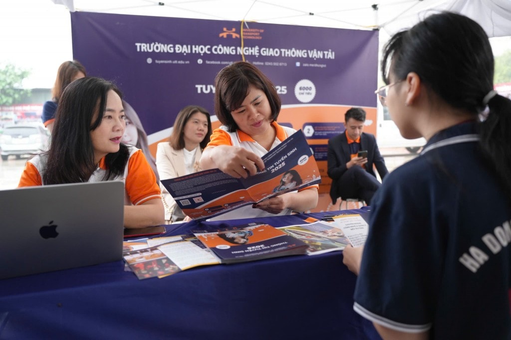 Nhiều họ sinh THPT quan tâm đến thông tin tuyển sinh của trường ĐH Công nghệ Giao thông vận tải