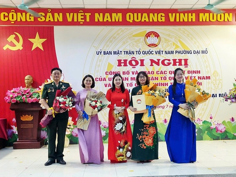 Đồng chí Nguyễn Thị Hoài Thu - Phó Bí thư Thường trực Đảng uỷ phường trao Quyết định và tặng hoa Ban Thường trực UBMTTQ phường Đại Mỗ