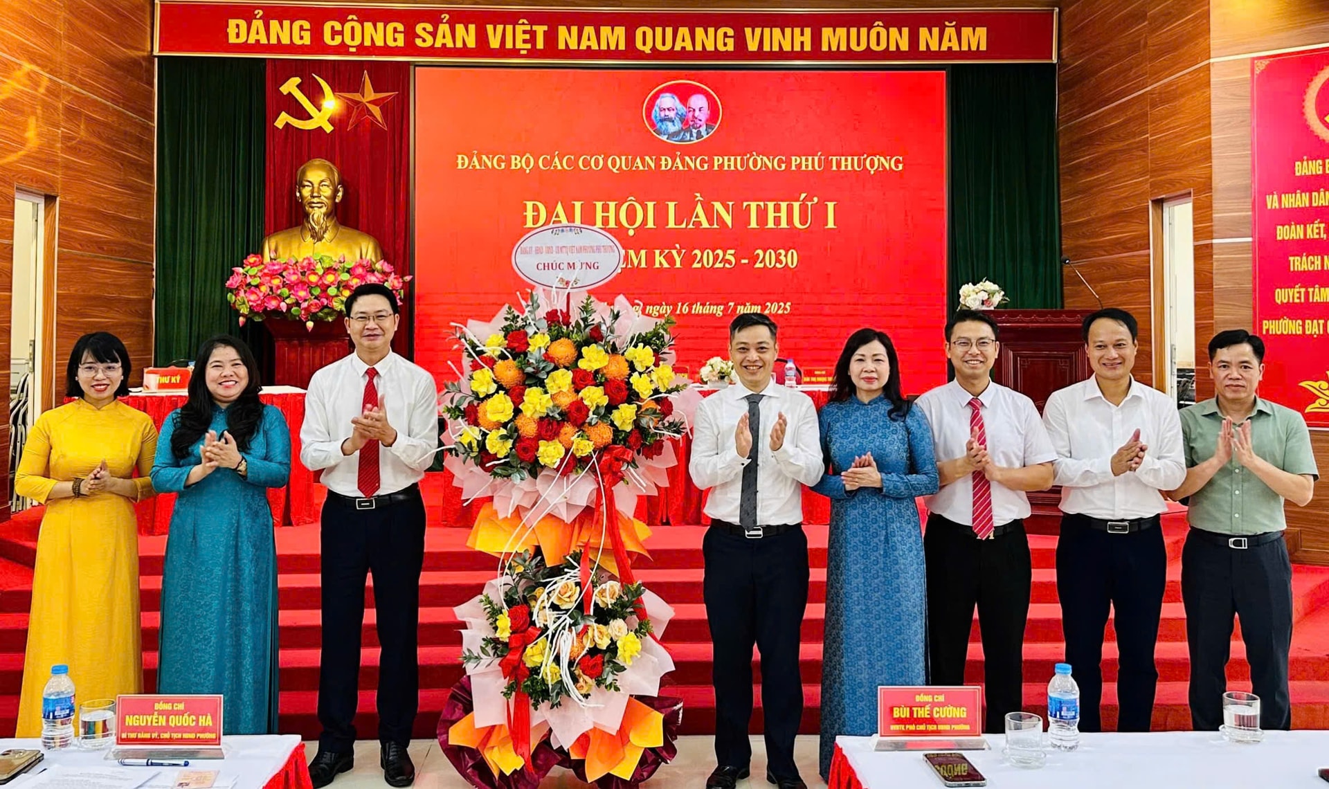 Bí thư Đảng ủy, Chủ tịch HDNĐ phường Phú Thượng Nguyễn Quốc Hà tặng hoa chúc mừng Đảng bộ các cơ quan Đảng phường Phú Thượng. Ảnh: Nguyên Anh 