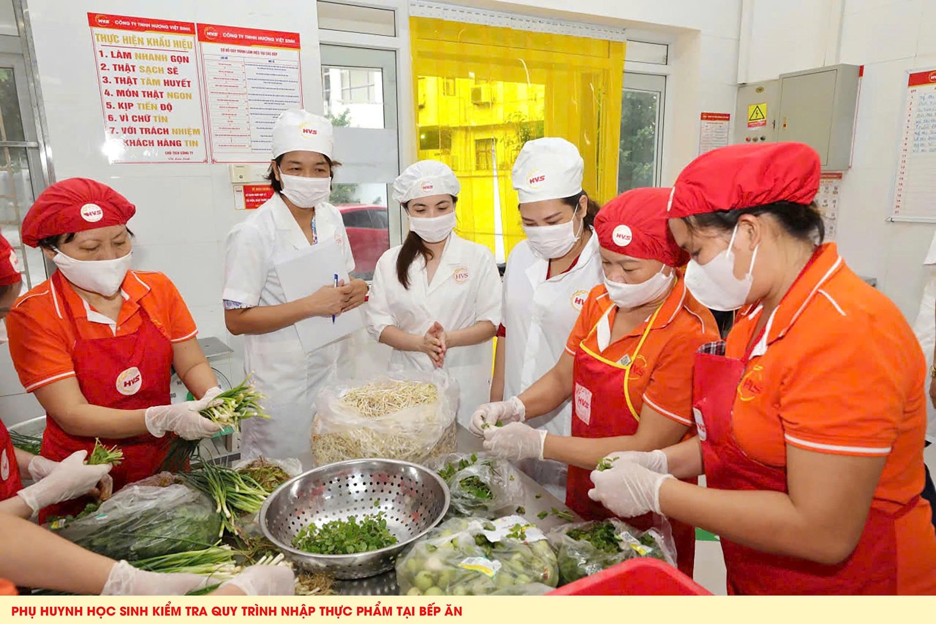 a2-phhs-kiem-tra-quy-trinh-nhap-thuc-an-tai-bep-an.jpg