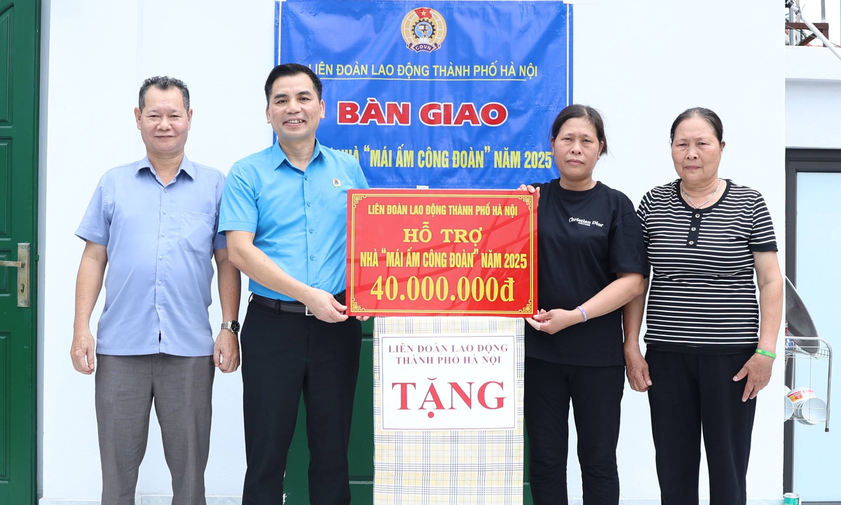 Đoàn viên quận Thanh Xuân và huyện Đan Phượng nhận hỗ trợ “Mái ấm Công đoàn”