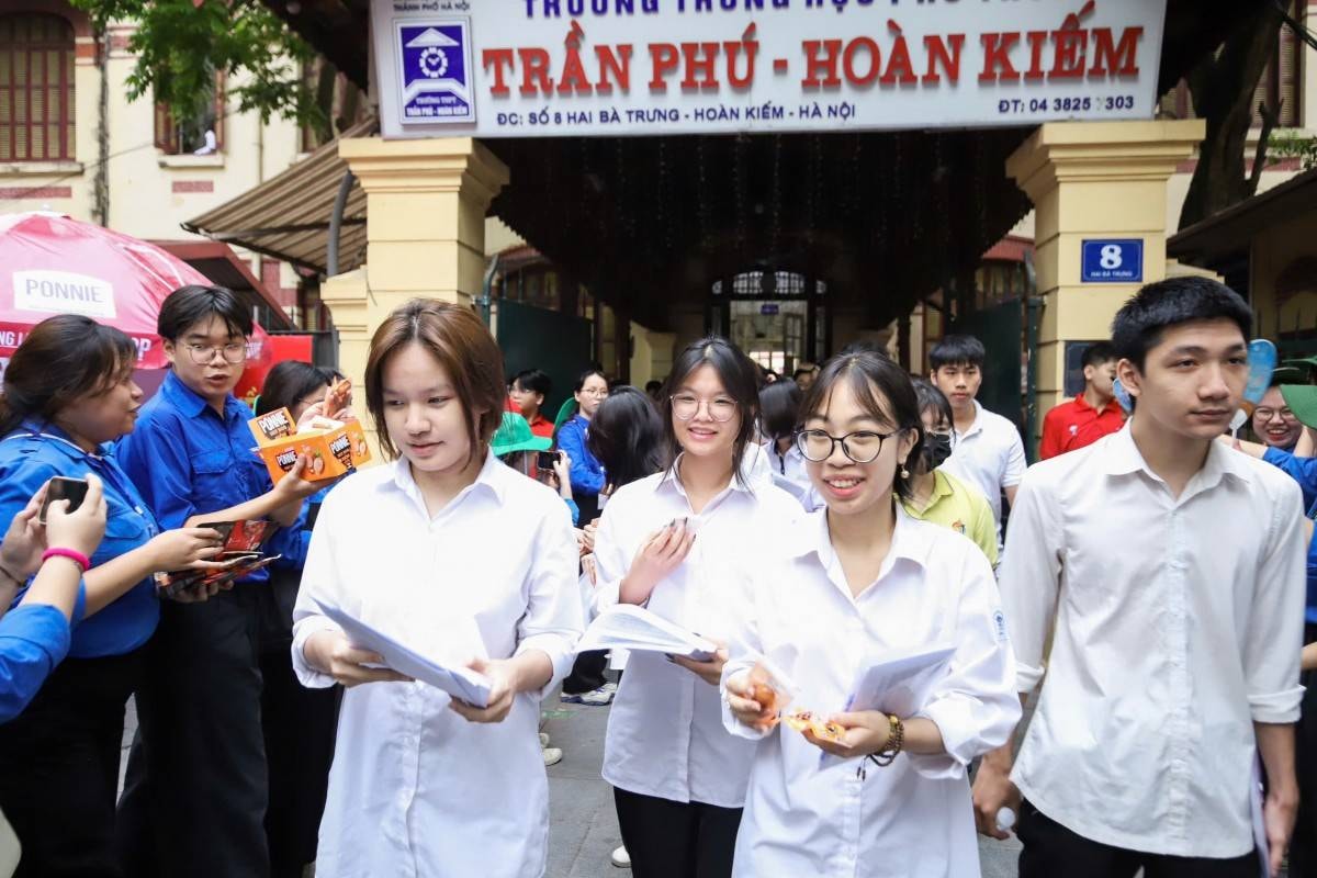 Vượt qua kỳ thi tốt nghiệp THPT 2025: Sĩ tử nhẹ nhõm, tự tin, hướng về tương lai