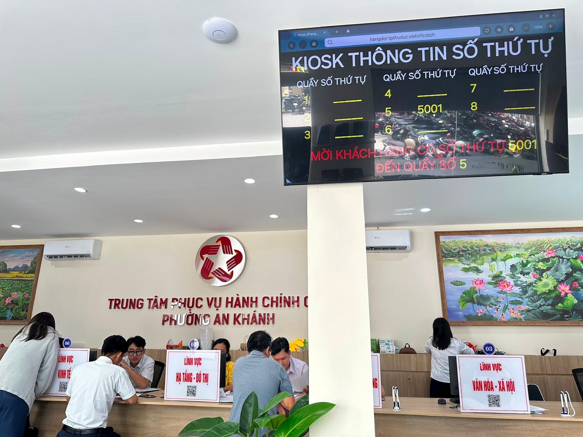 Public Administration Service Center, An Khanh Ward People's Committee on the morning of July 17. Photo: Ha Tuan