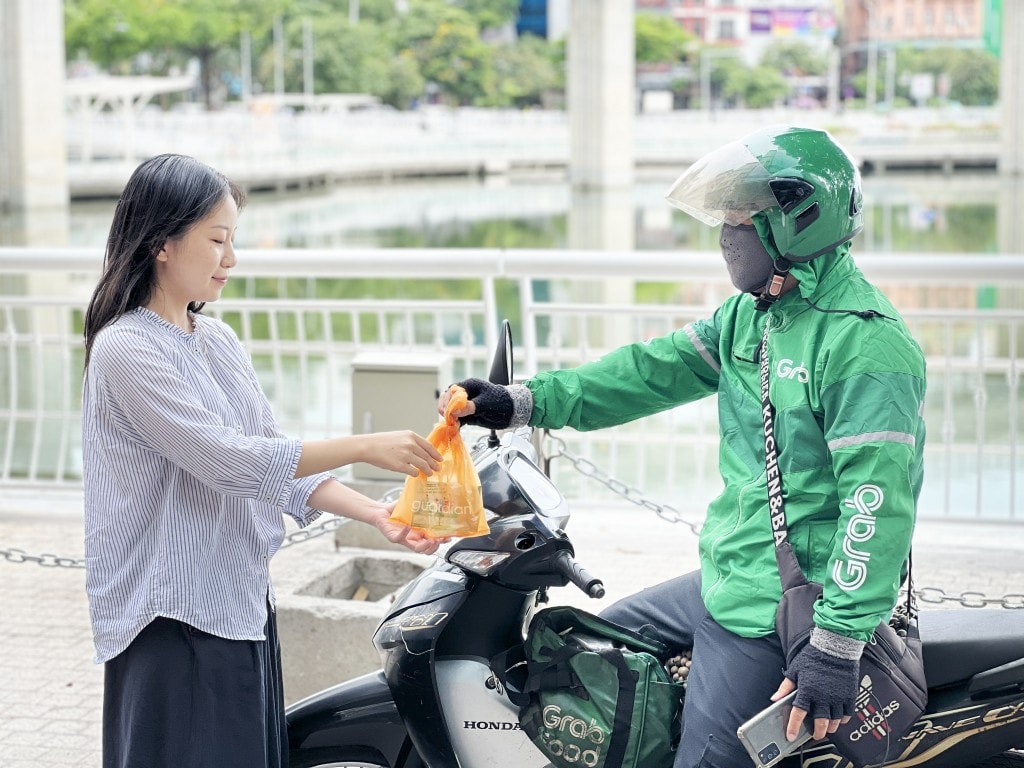 Người dùng nhận hàng GrabMart từ đối tác tài xế
