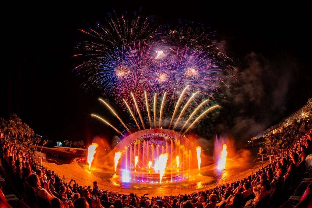 Hàng ngàn du khách xem show Kiss of the Sea mới được chứng nhận kỷ lục Guinness tại Thị trấn Hoàng Hôn. Ảnh: Sun Group