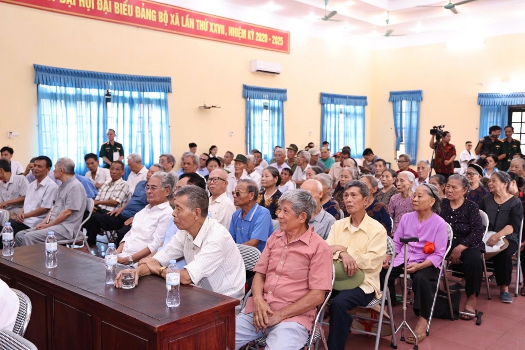 Từ sáng sớm đông đảo người dân xã Thượng Phúc đã đến để được các thầy thuốc Bệnh viện Trung ương Quân đội 108 thăm, khám