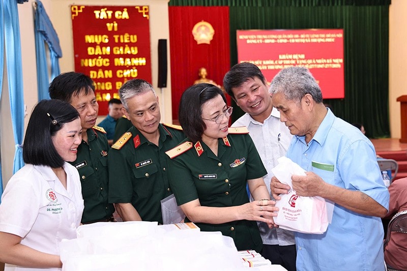 Thiếu tướng PGS.TS Nguyễn Hoàng Ngọc - Bí thư Đảng uỷ, Phó Giám đốc Bệnh viện tặng quà các đối tượng chính sách của địa phương