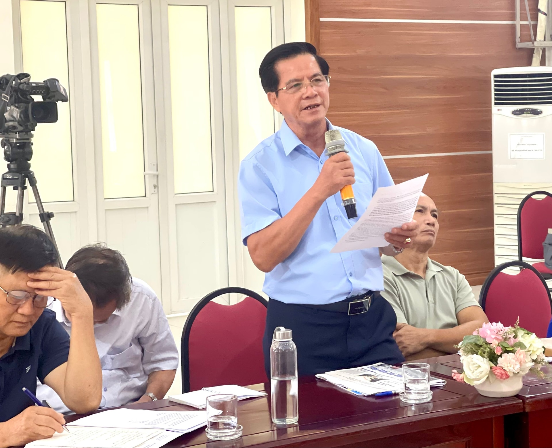 Các đại biểu tham gia đóng góp ý kiến hoàn thiện dự thảo Báo cáo chính trị. Ảnh: