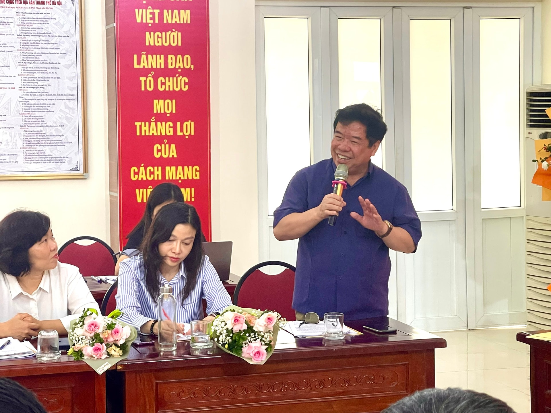Các đại biểu tham gia đóng góp ý kiến hoàn thiện dự thảo Báo cáo chính trị. Ảnh: Nguyên Anh 