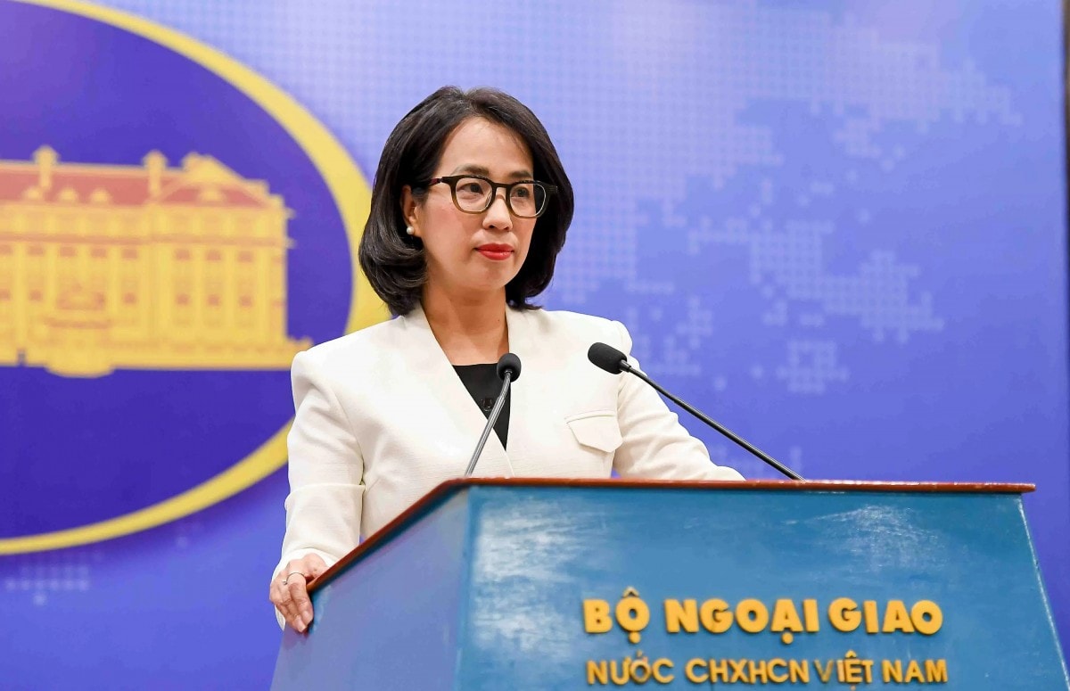 Người phát ngôn Bộ Ngoại giao Phạm Thu Hằng thông tin tại họp báo.