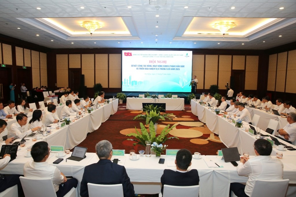 Tại Hội nghị sơ kết hoạt động SXKD 6 tháng đầu năm 2025, Petrovietnam và BSR đã thảo luận các nội dung liên quan đến Nhà máy Nhiên liệu sinh học Dung Quất