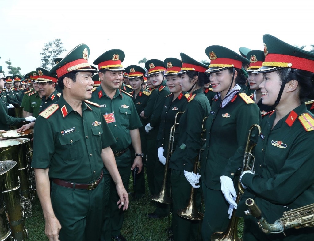 Đại tướng Nguyễn Tân Cương, Ủy viên Trung ương Đảng, Tổng Tham mưu trưởng, Thứ trưởng Bộ Quốc phòng chúc mừng, động viên các khối tham gia Tổng hợp luyện. Ảnh: Trọng Đức - TTXVN