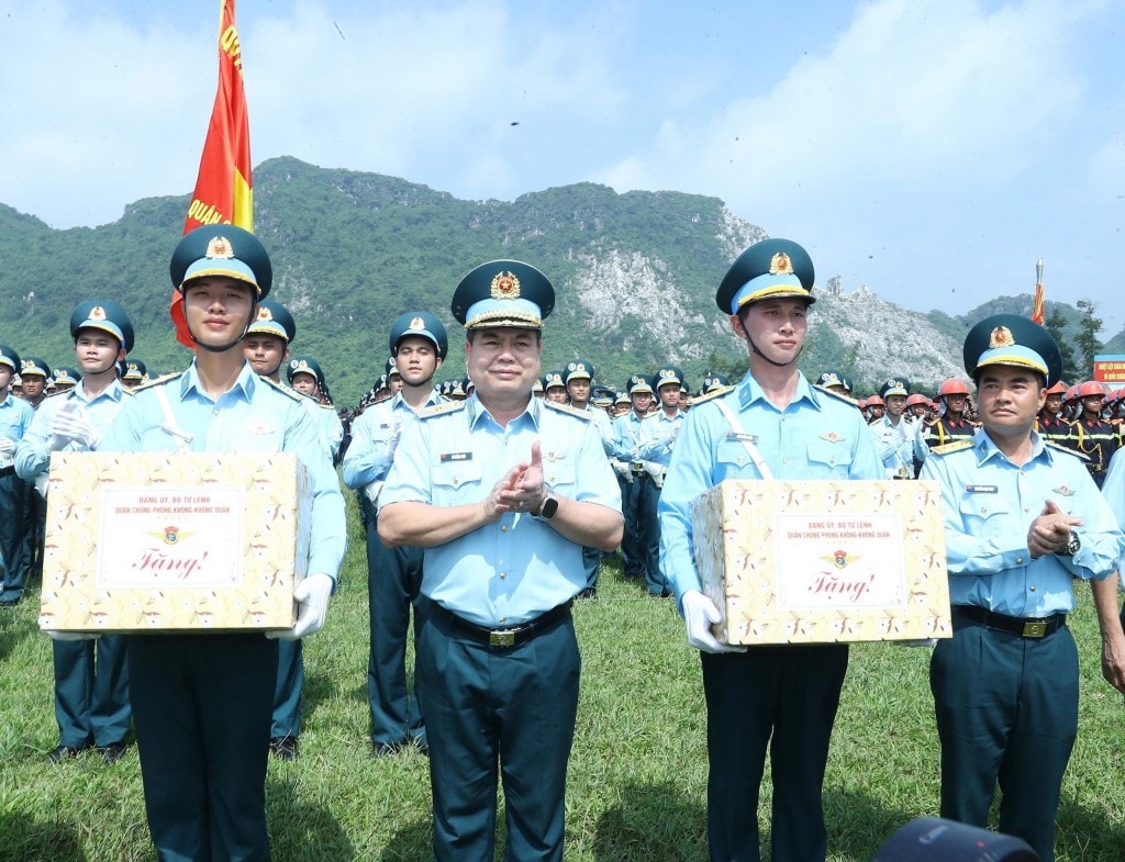 Lãnh đạo Quân chủng Phòng không - Không quân chúc mừng, động viên khối sĩ quan Quân chủng PKKQ. Ảnh: Trọng Đức - TTXVN