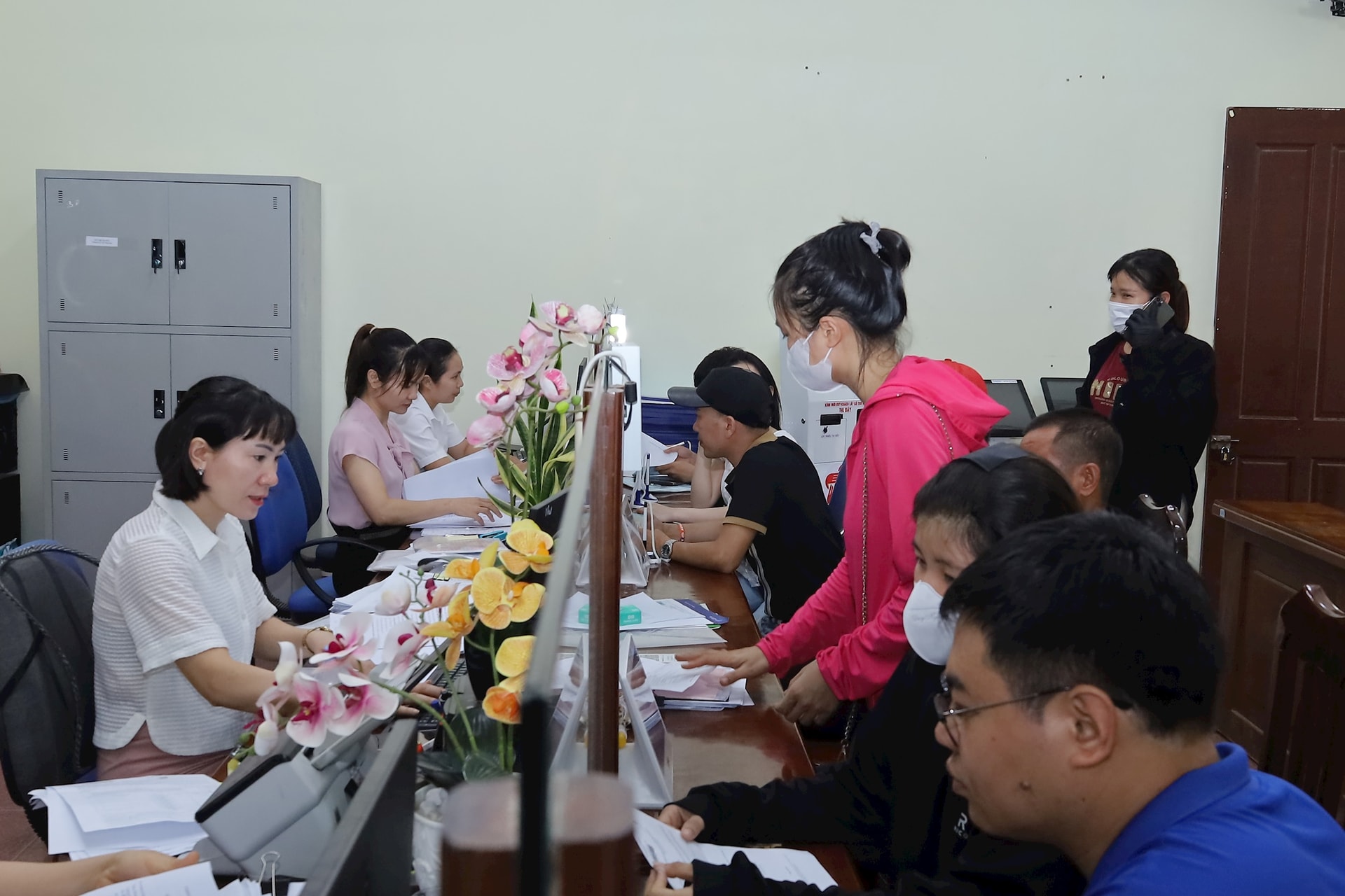 Cán bộ, công chức xã Hồng Sơn tận tụy hướng dẫn, giải quyết thủ tục hành chính cho người dân địa phương. Ảnh: Kim Nhuệ