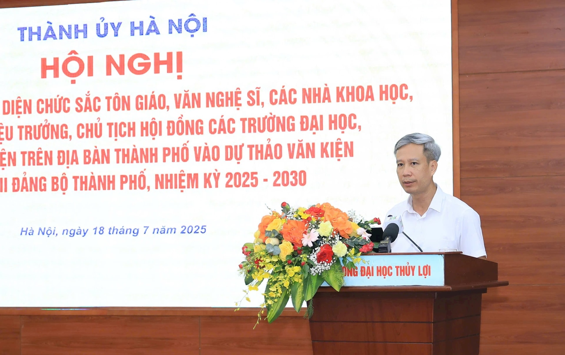 Giáo sư Lê Anh Tuấn tham luận tại hội nghị. Ảnh: Quang Thái