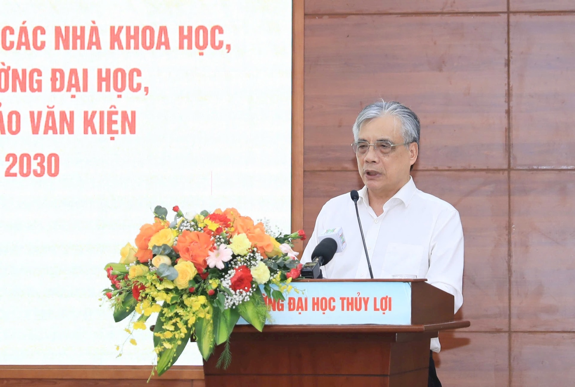 PGS.TS Trần Đình Thiên, nguyên Viện trưởng Viện Kinh tế Việt Nam phát biểu tham luận. Ảnh: Quang Thái
