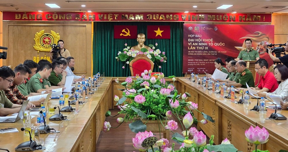 18-toan-canh-hop-bao.jpg